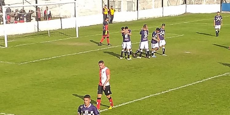 Claypole goleó en su cancha y ya está segundo