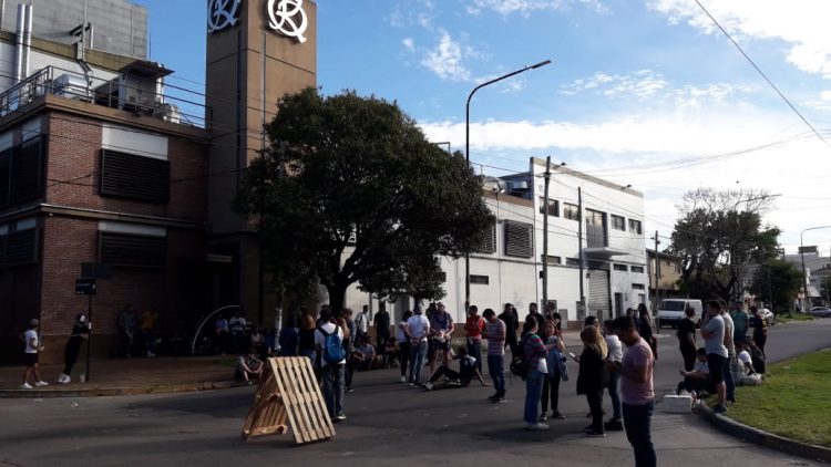 El laboratorio Klonal de Quilmes echó a 30 empleados y pararon la producción