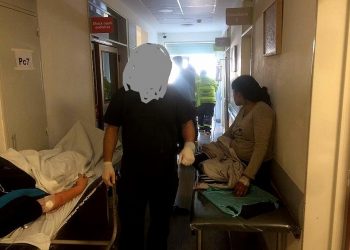 Hay más de 30 pacientes internados en los pasillos del Meléndez y no hay suero