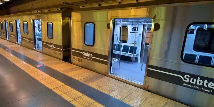 Metrodelegados denunciaron que los trenes del subte C también tienen material cancerígeno