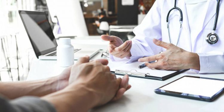 Por la crisis económica, dos de cada diez hogares dejaron de ir al médico o de comprar medicamentos