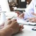 Por la crisis económica, dos de cada diez hogares dejaron de ir al médico o de comprar medicamentos