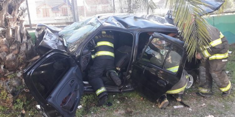 Quilmes: cuatro muertos por esquivar un desagüe sin tapa y chocar con un árbol