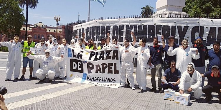 Trabajadores de Kimberly Clark de Bernal reclamaron con papel higiénico a la Plaza de Mayo