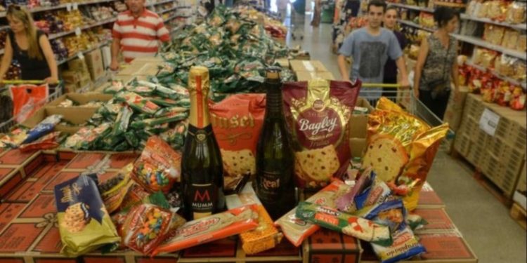 El Gobierno acordó una canasta navideña a $199
