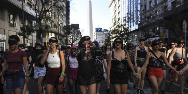 «Un violador en tu camino»: miles de mujeres marcharon contra la violencia