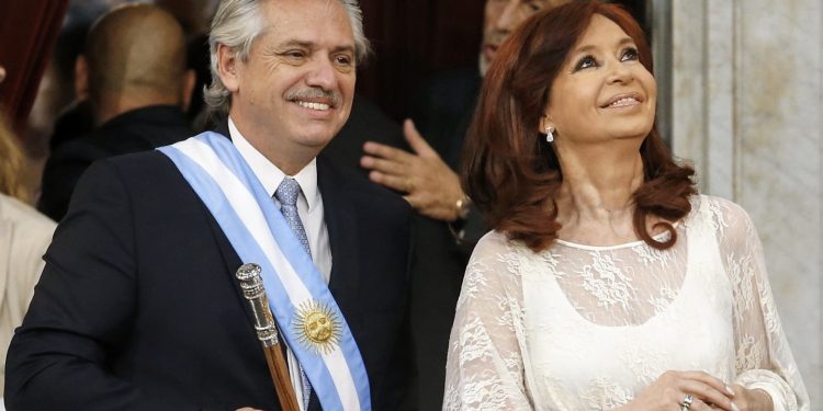 Asumió Alberto: «Vamos a poner a la Argentina de pie»