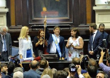 Asumió Kicillof: «Vamos a hacer una provincia productiva»