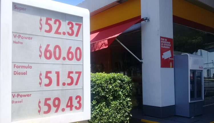 Macri subió el impuesto y diciembre arrancó con un nuevo aumento de los combustibles