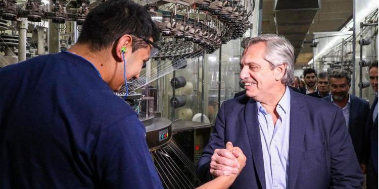 Para frenar los despidos, Alberto decretó doble indemnización por seis meses