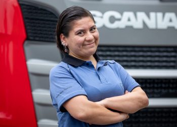 Temperley: dejó la peluquería y es conductora profesional de camiones