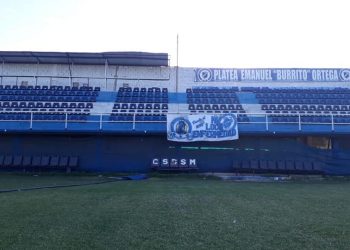 Hinchas de Sanma compraron y colocaron butacas en la cancha
