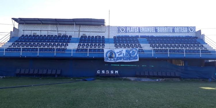 Hinchas de Sanma compraron y colocaron butacas en la cancha