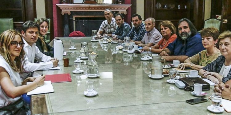 Kicillof recibió a los gremios docentes que pidieron mantener «la clausula gatillo»