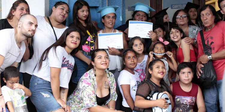 Le dieron el título a más de 300 jóvenes y adultos que terminaron el secundario