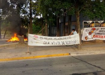 Con una olla popular, los operarios de Cresta Roja pidieron la reapertura de la fábrica
