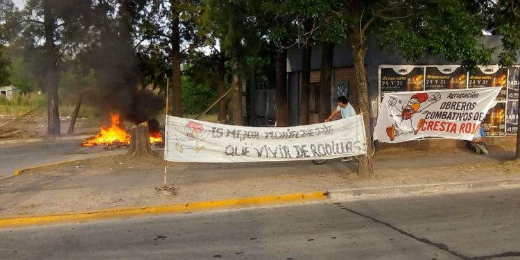Con una olla popular, los operarios de Cresta Roja pidieron la reapertura de la fábrica