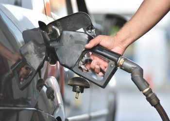 Postergan para marzo el aumento del combustible