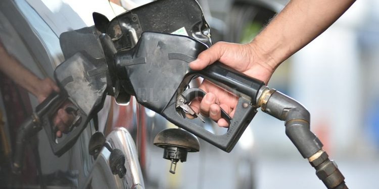 Postergan para marzo el aumento del combustible