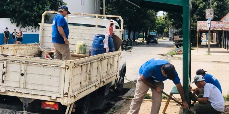 Brown: cooperativistas construyen refugios para las paradas de colectivos