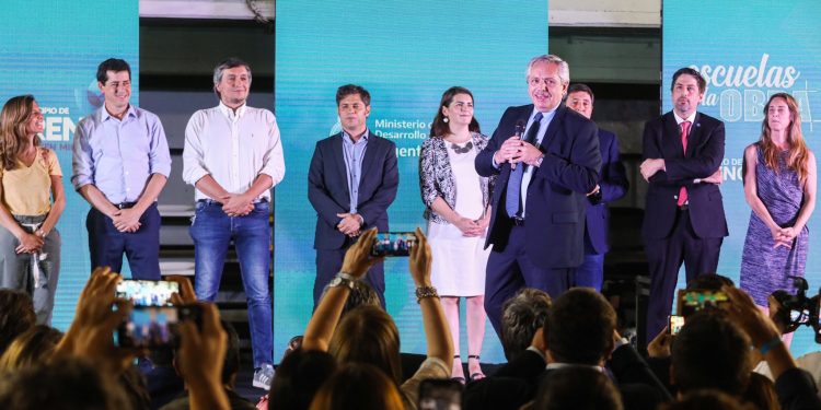 Lanzaron un programa para transformar planes sociales en planes de trabajo para arreglar escuelas