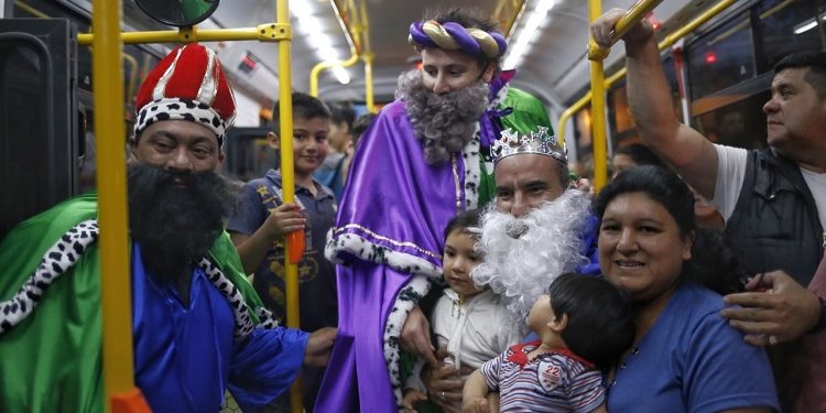 La caravana de los Reyes magos convocó a una multitud en Brown