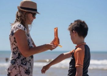 Proponen que prepagas y obras sociales cubran el uso de protectores solares