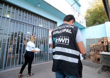 Clausuraron un super que cobraba un recargo a las compras con tarjetas  Alimentar