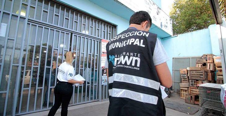 Clausuraron un super que cobraba un recargo a las compras con tarjetas  Alimentar