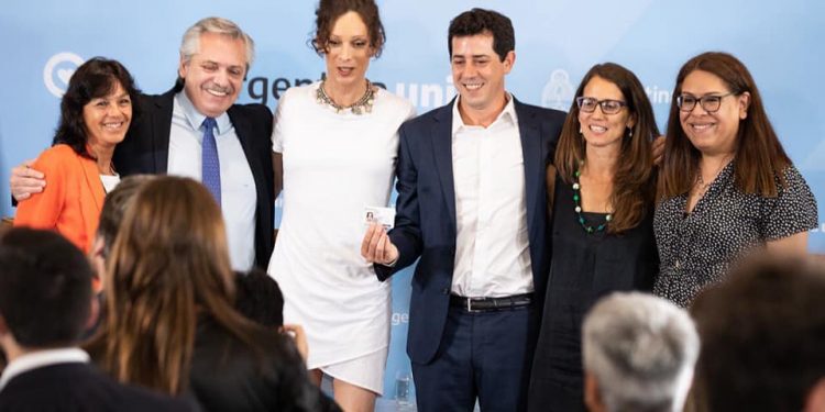 Alberto entregó el DNI 9000 con Identidad de Género