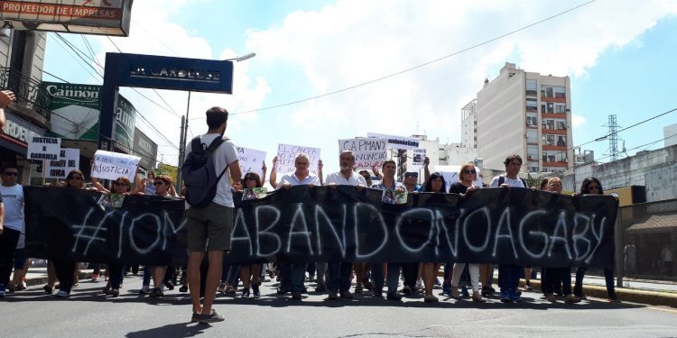 Lomas: marcharon a Ioma por Gabriela Ciuffarella, la docente que murió esperando un medicamento