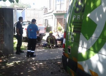 Longchamps: atropelló a dos personas mientras estacionaba la camioneta