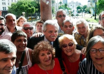 Alberto anunció un aumento de 13 por ciento a jubilados, pensionados y AUH