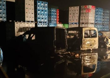 Burzaco: un feroz incendio arrasó un depósito, autos y mercadería