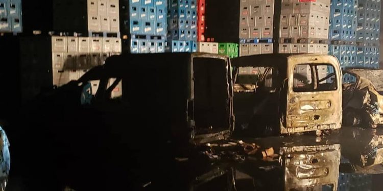 Burzaco: un feroz incendio arrasó un depósito, autos y mercadería
