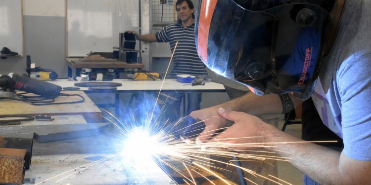 Burzaco: inscriben a los cursos de robótica, autocad, herrería e inglés