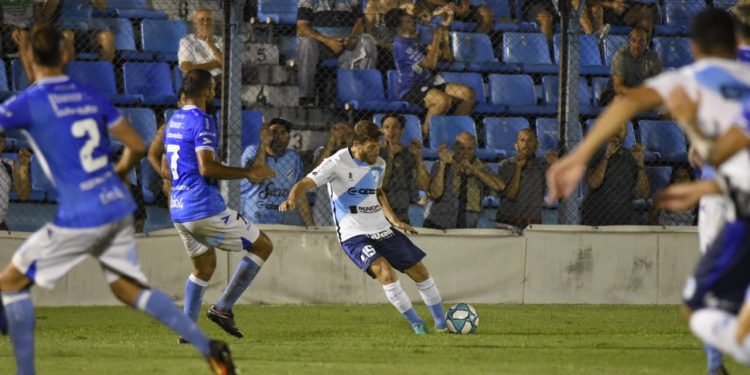 Temperley no pudo con el puntero en su cancha