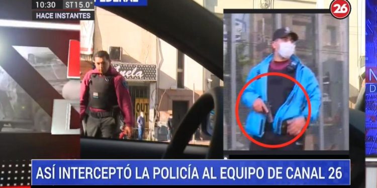 Insólito: un policía apuntó a un periodista de Canal 26 en plena cobertura