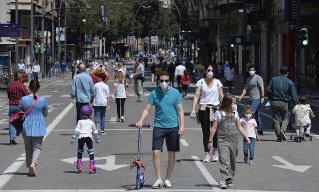 Descontrol: en España flexibilizaron la cuarentena y la gente invadió las calles
