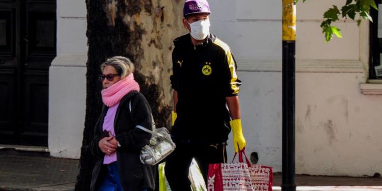Los 15 consejos de una experta para prevenir el coronavirus al hacer las compras