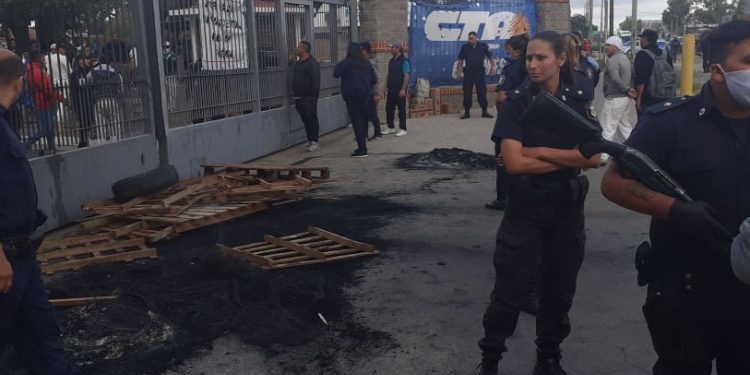 Echaron a los policías que reprimieron a los empleados despedidos del frigorífico Penta
