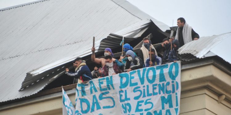 Presos de varias cárceles del país se amotinaron para pedir arrestos domiciliarios