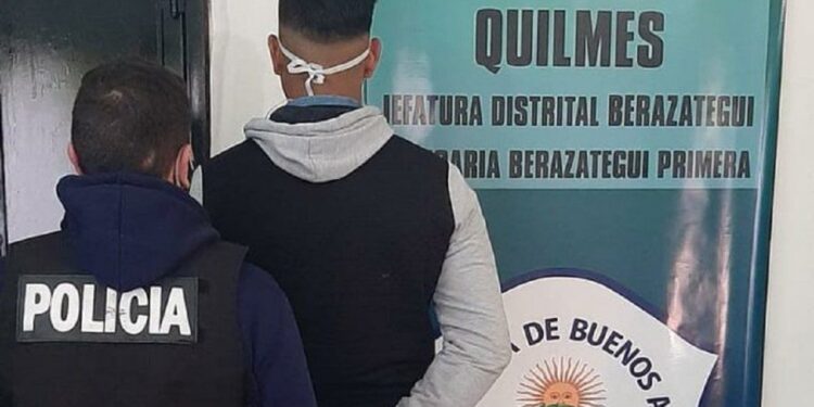 Detienen a un policía acusado de matar por la espalda a un joven