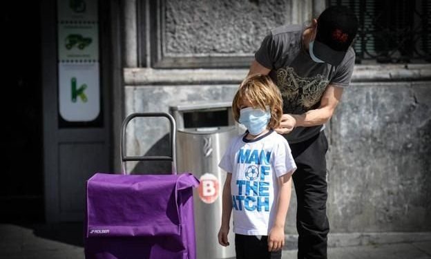 Conurbano: los padres podrán ir a hacer compras con hasta dos niños, con tapabocas y alcohol en gel