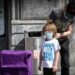 Conurbano: los padres podrán ir a hacer compras con hasta dos niños, con tapabocas y alcohol en gel