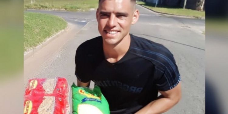 Un jugador del Tricolor prepara 150 viandas solidarias que reparte en su ciudad