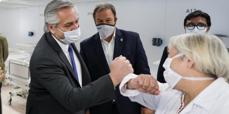 Alberto recorrió el nuevo Hospital Modular de Longchamps que se construyó en tiempo récord