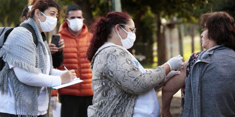 El municipio ya aplicó 46 mil dosis antigripales y sigue vacunando casa por casa