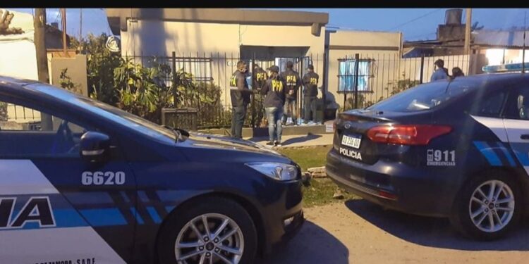 Longchamps: lo acusan de pornografía infantil y tenía bombachas de niña en su casa