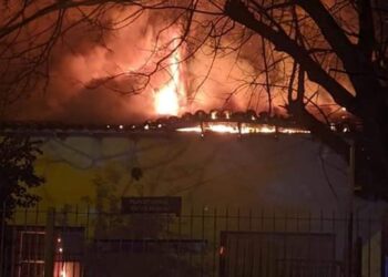 Un incendio destrozó parte de la Escuela N°2 de Burzaco